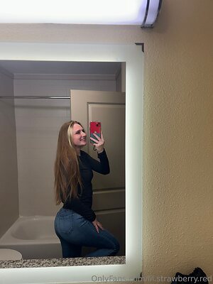 lil strawberry red Nude Leaked Photo #2