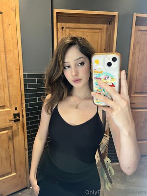 liviezeta Nude Leaked Photo #4