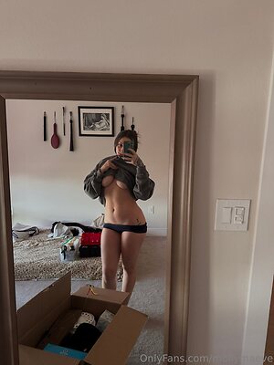 mollymaeve Nude Leaked Photo #6