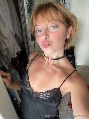 mollyxmoore Nude Leaked Photo #5