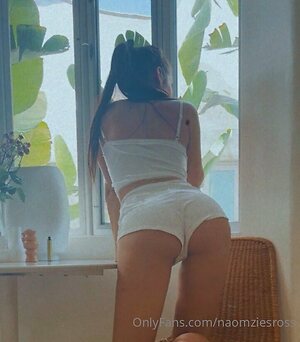 naomziesross Nude Leaked Photo #18