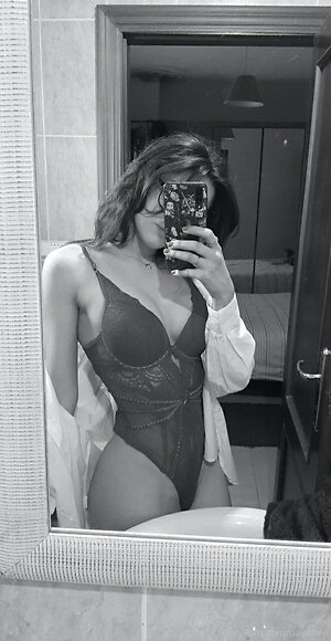 naydhee Nude Leaked Photo #10