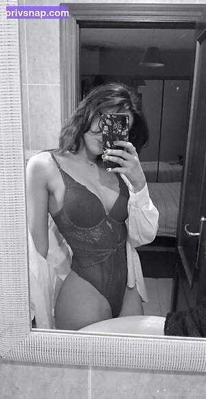 naydhee Nude Leaked Photo #20