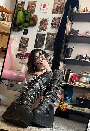 realliferay Nude Leaked Photo #6