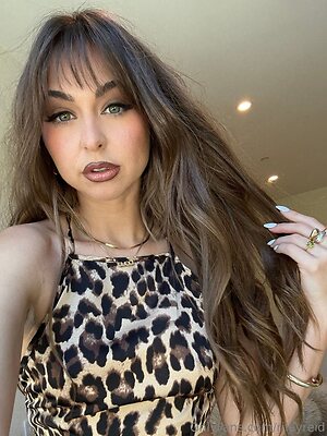 rileyreid Nude Leaked Photo #19