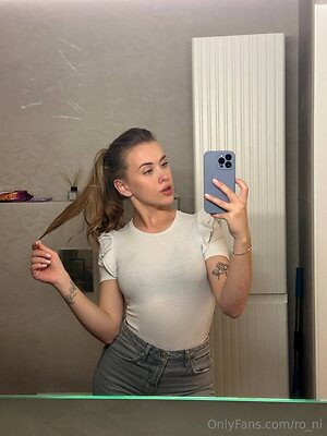ro ni Nude Leaked Photo #6