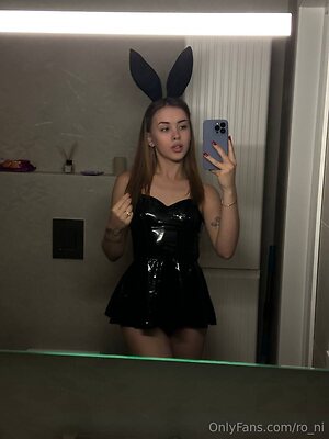 ro ni Nude Leaked Photo #9