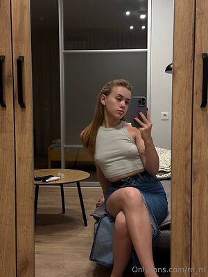 ro ni Nude Leaked Photo #19