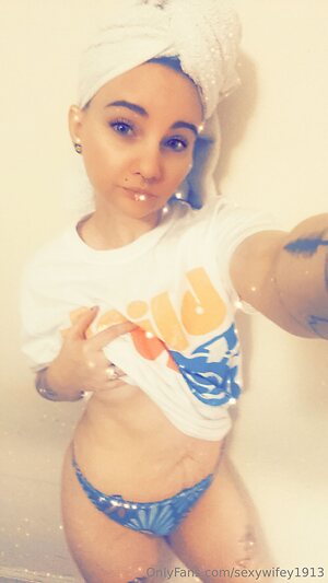 sexywifey1913 Nude Leaked Photo #7