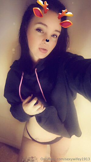 sexywifey1913 Nude Leaked Photo #11