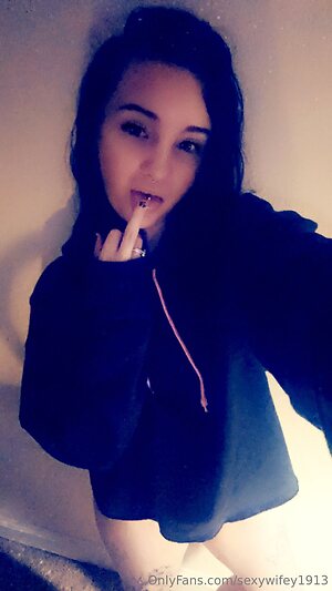 sexywifey1913 Nude Leaked Photo #12