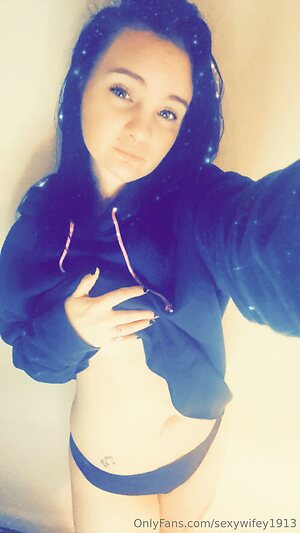 sexywifey1913 Nude Leaked Photo #18