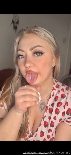 stawberrykween860 Nude Leaked Photo #2