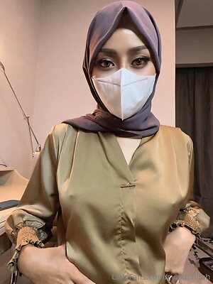 syakhalifah Nude Leaked Photo #18