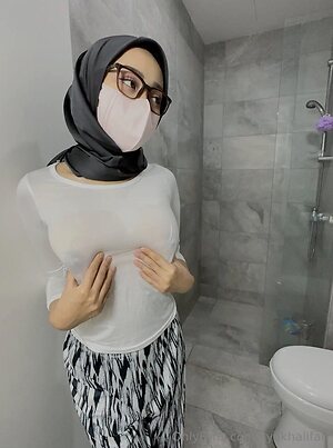 syakhalifah Nude Leaked Photo #31