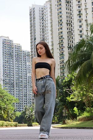 youngy lizzy Nude Leaked Photo #17